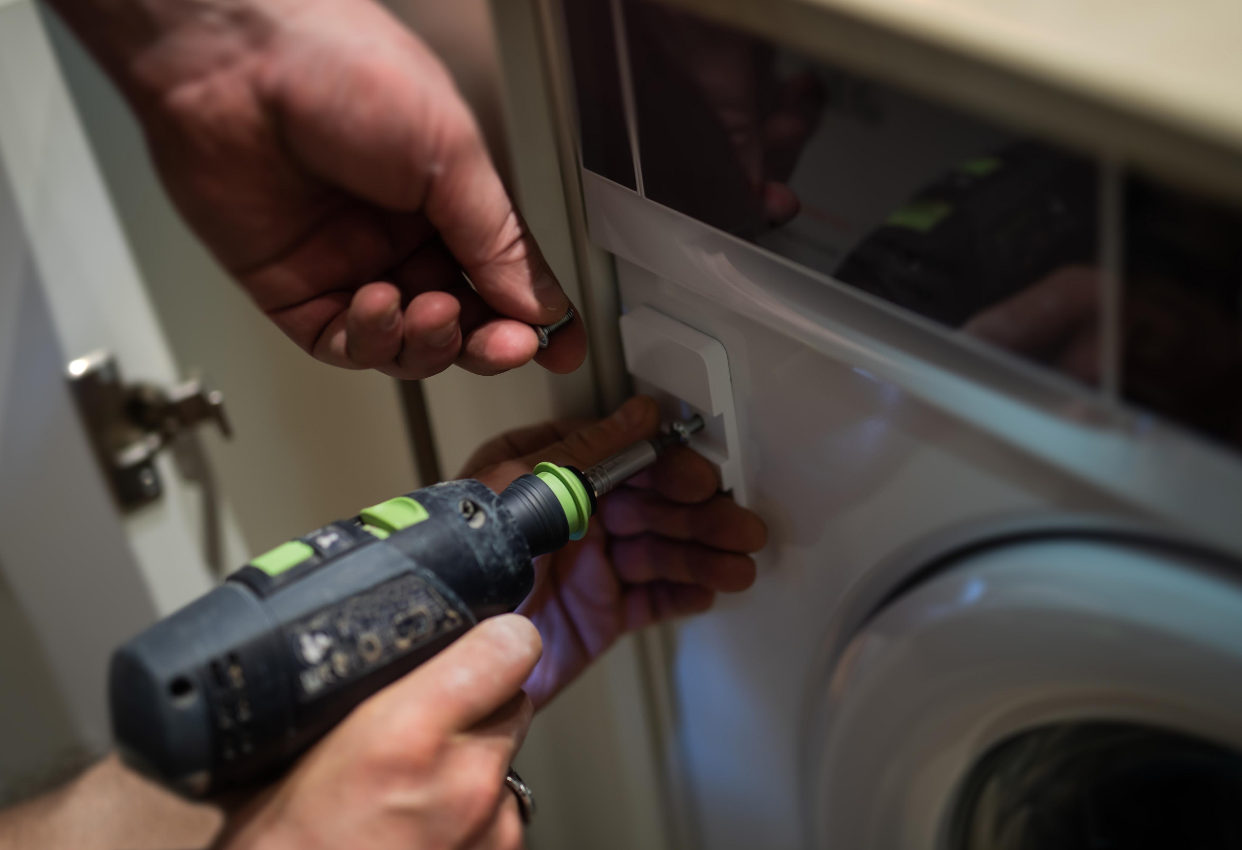 Hausgeräte-Montage_Einbau_einer_Waschmaschine