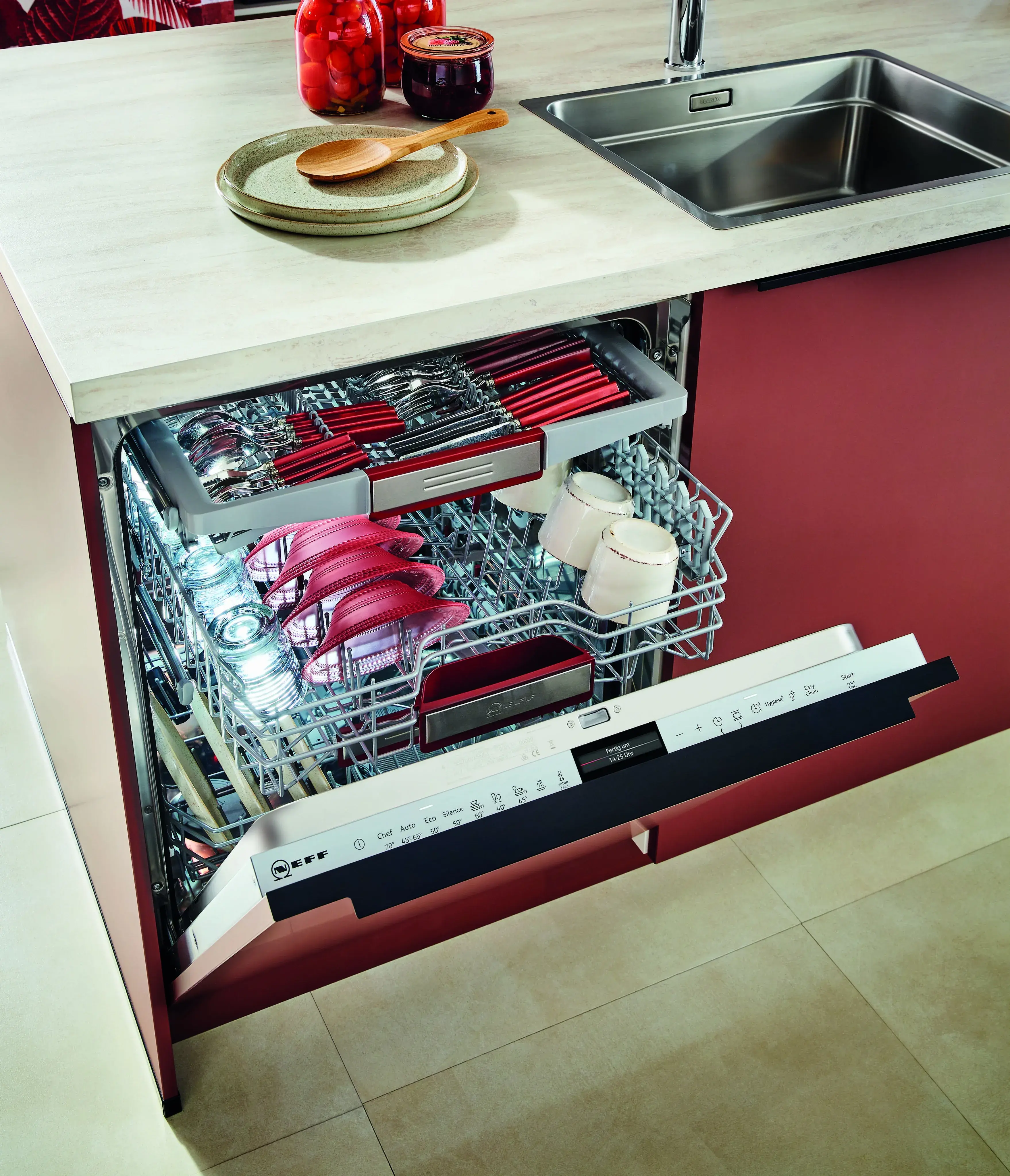 Geschirrspüler_in_burgundy_Front_eingebaut_in_der_Küche